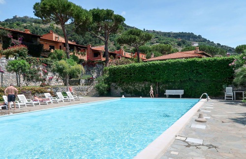 Latte Apartment | Cosy apartment for 4 guests with A/C, WIFI, pool, TV, terrace, pets allowed and parking