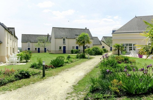 Azay-le-Rideau House | Cosy apartment in villa for 4 guests with WIFI, pool, TV, terrace, pets allowed and parking