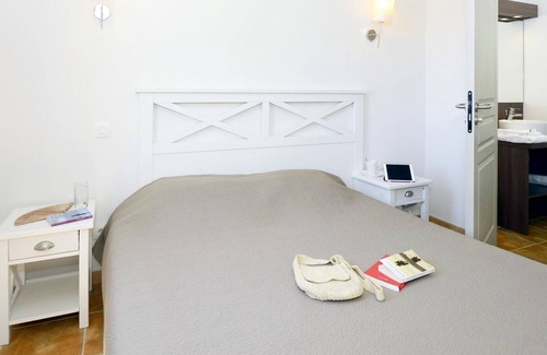 Sarlat-la-Caneda House | Cosy apartment in villa for 4 guests with WIFI, pool, TV, terrace, pets allowed and parking