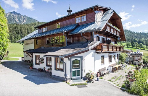 Ramsau am Dachstein Villa | Cosy apartment in villa for 3 guests with WIFI, TV, balcony, pets allowed and parking