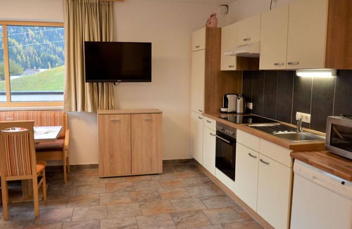 Sankt Anton am Arlberg Villa | Cosy apartment in villa for 3 guests with WIFI, TV, balcony, pets allowed and panoramic view