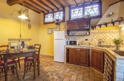 Poggiarello Villa | Cosy apartment in villa with WIFI, pool, TV, terrace, pets allowed, parking, close to San Gimignano