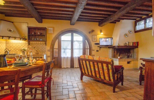 Poggiarello Villa | Cosy apartment in villa with WIFI, pool, TV, terrace, pets allowed, parking, close to San Gimignano