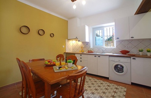 Mem Moniz House | Cosy apartment in villa for 4 guests with WIFI, pool, A/C, TV, patio and parking