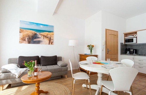 Sellin Villa | Cosy apartment in villa for 4 people with WIFI, TV, terrace, pets allowed and parking