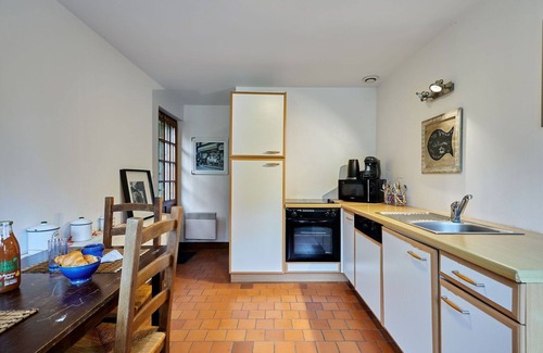 Savigny House | Cosy apartment in villa for 4 guests with WIFI, TV, pets allowed and parking