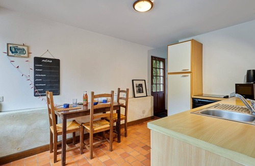 Savigny House | Cosy apartment in villa for 4 guests with WIFI, TV, pets allowed and parking