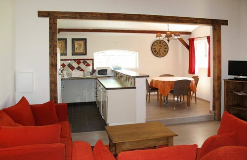 Sigonce Villa | Cosy apartment in villa for 8 people with WIFI, pool, TV, patio, pets allowed and parking
