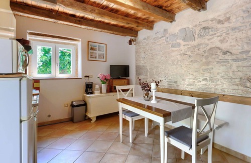 Kastelir House | Cosy apartment in villa for 3 people with A/C, WIFI, pool, TV, terrace, pets allowed and parking