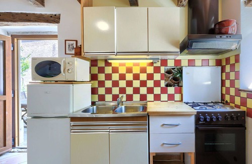 Kastelir House | Cosy apartment in villa for 3 people with A/C, WIFI, pool, TV, terrace, pets allowed and parking