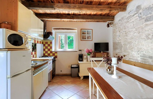 Kastelir House | Cosy apartment in villa for 3 people with A/C, WIFI, pool, TV, terrace, pets allowed and parking