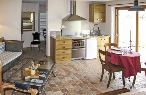 Corbon House | Cosy apartment in villa for 3 people with pool, WIFI, TV, patio, pets allowed and parking