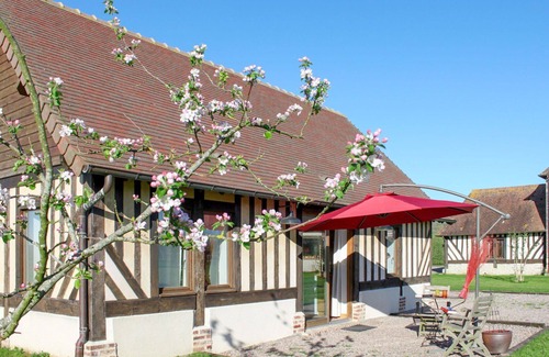 Corbon House | Cosy apartment in villa for 3 people with pool, WIFI, TV, patio, pets allowed and parking