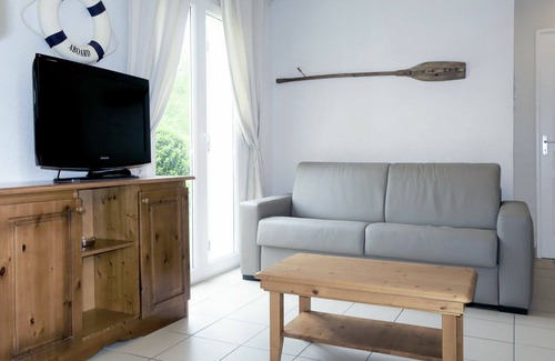 Crozon House | Cosy apartment in villa for 8 guests with pool, WIFI, TV, terrace, pets allowed and parking