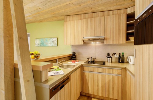 Morton House | Cosy apartment in villa for 8 guests with WIFI, pool, hot tub, TV, terrace and parking