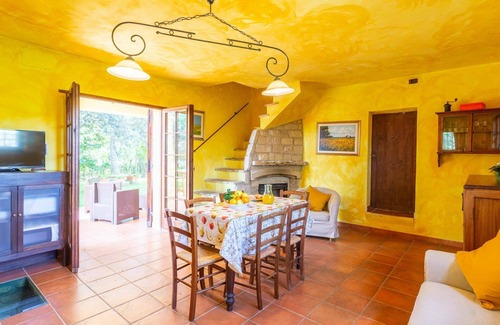 Casalbordino House | Cosy apartment in villa for 12 people with WIFI, pool, TV, patio, pets allowed and parking