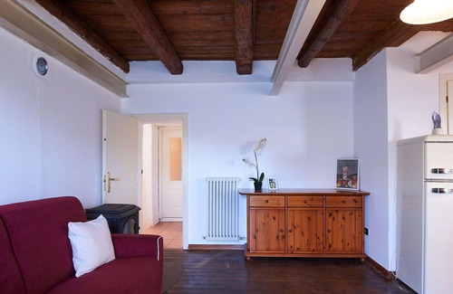 Bellano House | Cosy apartment in villa for 6 people with WIFI, TV, patio and parking