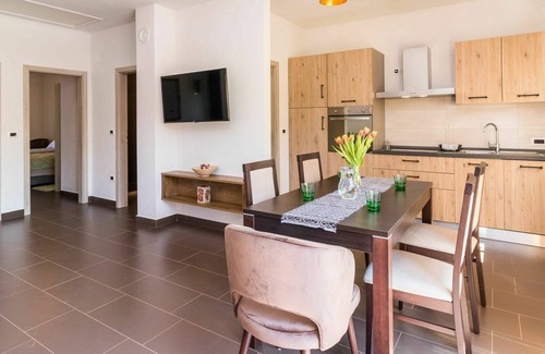 Kaldanija House | Cosy apartment in villa with hot tub, pool, WIFI, A/C, TV, terrace, pets allowed and parking
