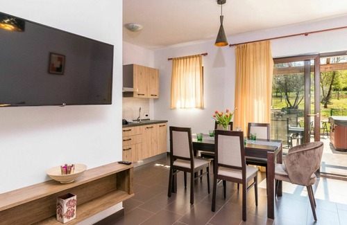 Kaldanija House | Cosy apartment in villa with hot tub, pool, WIFI, A/C, TV, terrace, pets allowed and parking