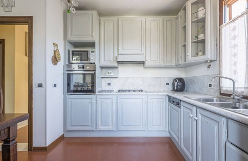 Seravezza Apartment | Cosy apartment for 6 guests with WIFI, hot tub, A/C, balcony, pets allowed and parking