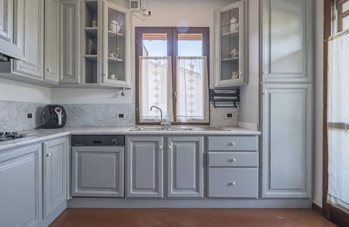 Seravezza Apartment | Cosy apartment for 6 guests with WIFI, hot tub, A/C, balcony, pets allowed and parking