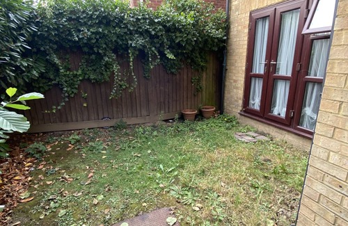 Swanscombe Apartment | Cosy apartment near Bluewater Shopping Centre. Pet Friendly!