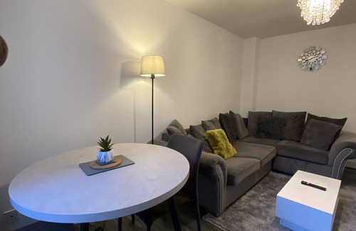 Swanscombe Apartment | Cosy apartment near Bluewater Shopping Centre. Pet Friendly!