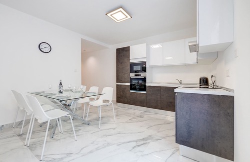 Swieqi Apartment | Cosy Apartment Steps to St George's Bay