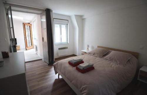 Auxerre Apartment | Cosy appartement Hyper centre ville avec cour + Patio
