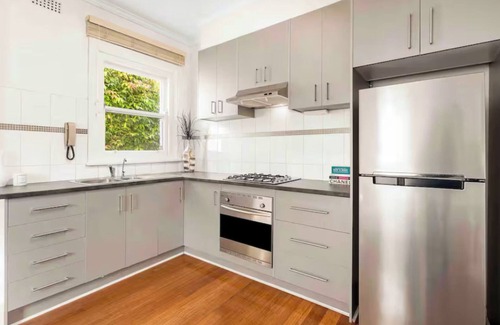 Collingwood Apartment | Cosy Art Deco Apartment - near CBD and parks with private carpark