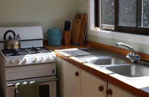 Great Barrier Island House | Cosy beach house meters from Okupu Bay
