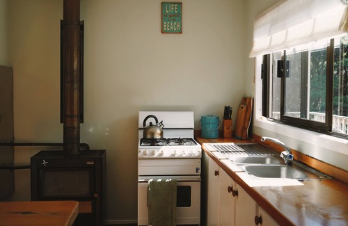Great Barrier Island House | Cosy beach house meters from Okupu Bay