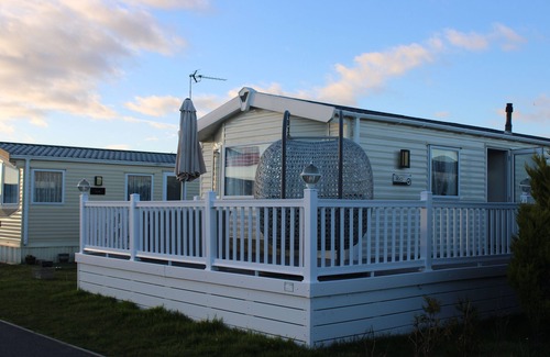 Layer Marney House | Cosy beachfront getaway in West Mersea- fishing, golf & swimming pool onsite