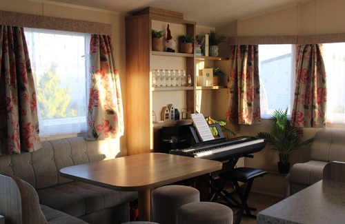 Layer Marney House | Cosy beachfront getaway in West Mersea- fishing, golf & swimming pool onsite