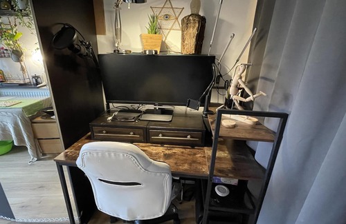 Dudden Hill Apartment | Cosy bedroom w toilet