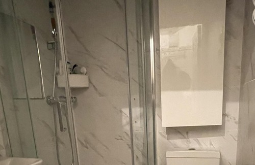 Dudden Hill Apartment | Cosy bedroom w toilet
