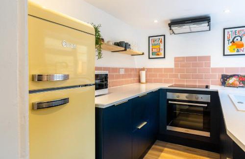 Margate House | Cosy Blue Shells Cottage - 2bedrooms - Garden - 5mins beach - 1min Shell Grotto