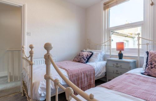 Margate House | Cosy Blue Shells Cottage - 2bedrooms - Garden - 5mins beach - 1min Shell Grotto