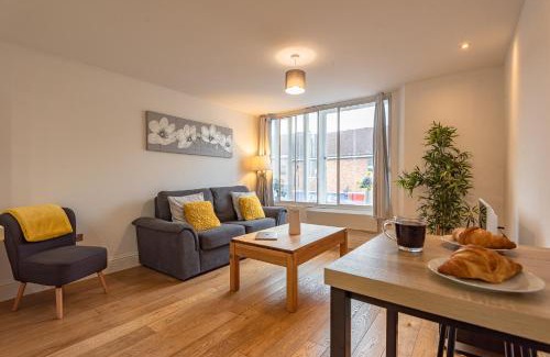 Newbury Apartment | Cosy & Bright 2 Bedroom Apartment in Newbury Town Centre - SLEEPS 7