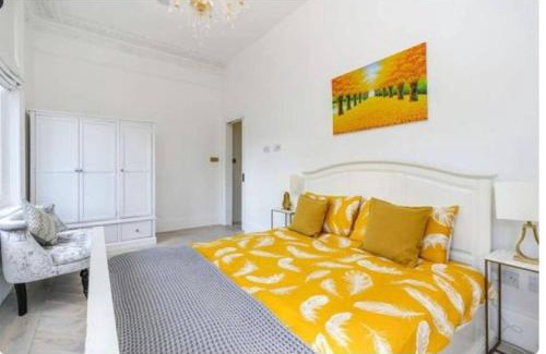 Ealing Apartment | Cosy bright & large 4 bedroom Flat With parking