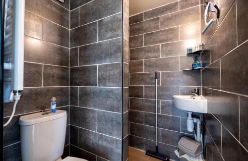 Kingsbridge Ski Chalet | Cosy Cabin for two with country side views, near Kingsbridge