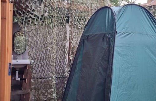Newbury Park Cabin | Cosy Cabin Free Parking near Central London NO ULEZn