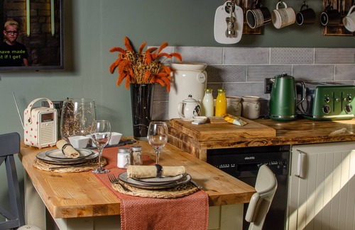 Milton Of Buchanan Cabin | Cosy cabin overlooking River Mar with private magical woodland garden.