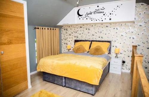 Wolverhampton Apartment | Cosy Cabin-Style Home - Work & Leisure