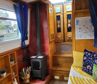 Westbourne Green Boat Rental | Cosy Canal Boat in Little Venice for Family & Friends