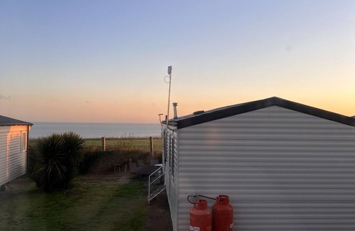 Minster on Sea House | Cosy Caravan in a quiet corner of the site - with a beautiful sea view!