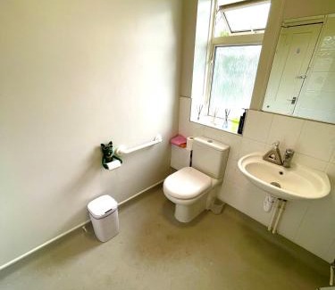 Wandle Valley House | Cosy Carshalton Double Retreat