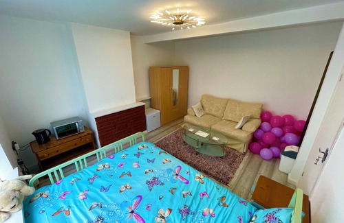 Wandle Valley House | Cosy Carshalton Double Retreat