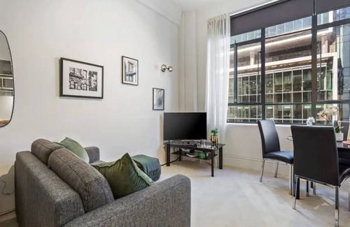 Auckland Central Business District House | Cosy Central Apartment - Charming Building