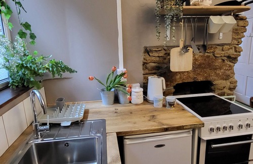 St Just Apartment | Cosy Central St Just Apartment with Wood burner fireplace. Close to great walks.